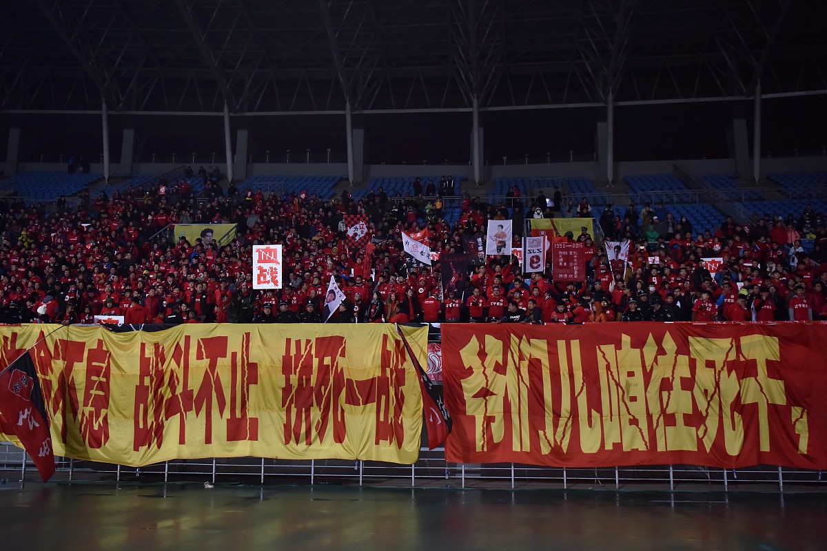 球队赢得的胜利掀起一阵球迷们的热烈庆祝