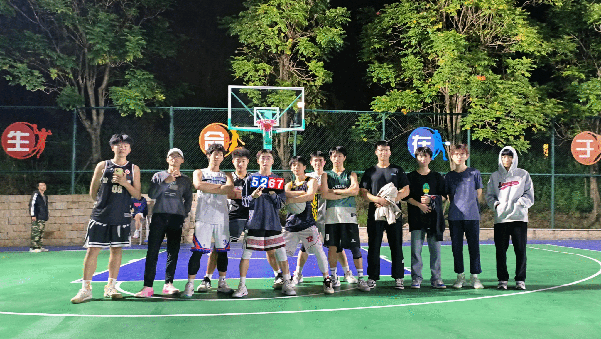 男子篮球联赛中球员们的团队合作默契