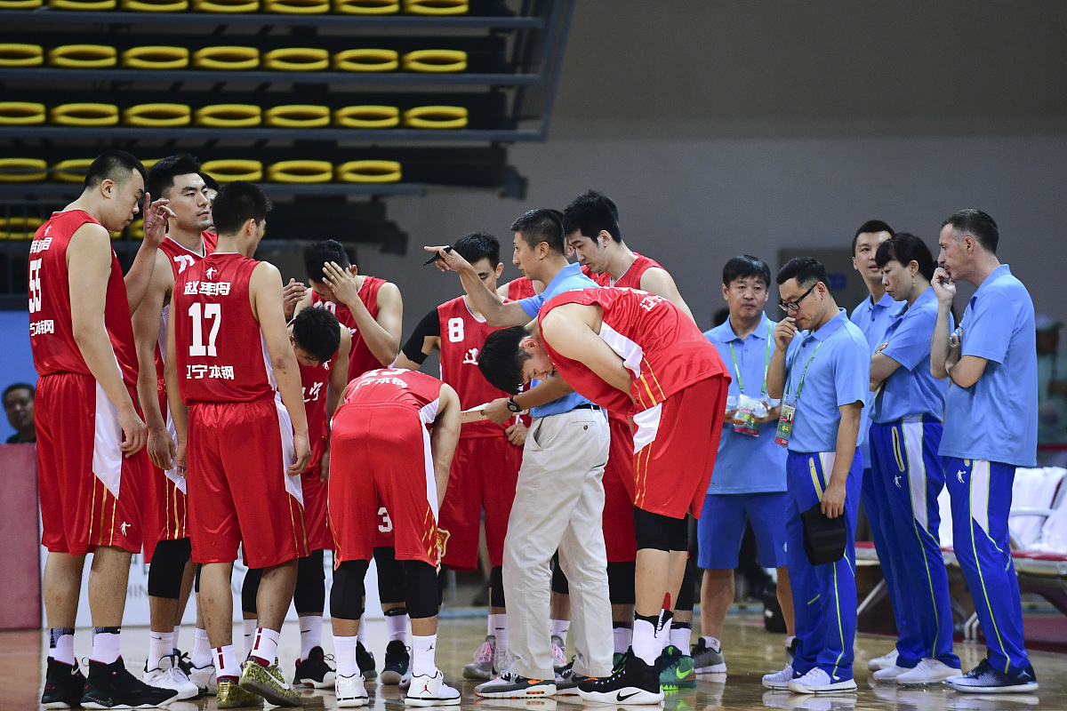 一场精彩篮球对决，球员展现超凡表现的简单介绍