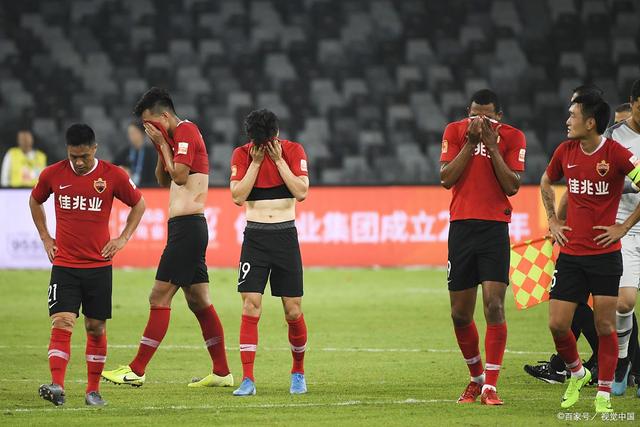 热血激昂的比赛场面让球迷们热情高涨