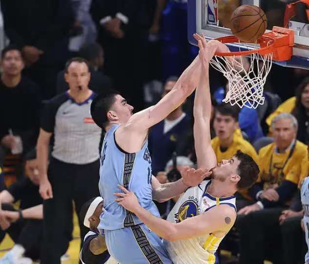 鹈鹕内线球员表现出色，抢下关键篮板帮助球队获胜的简单介绍