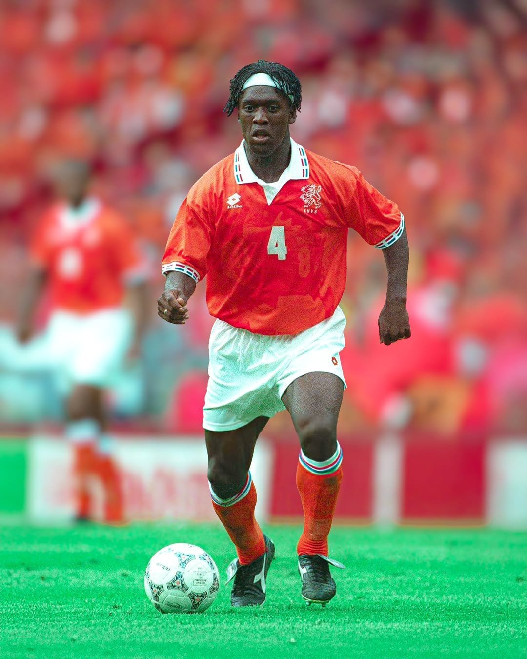 荷兰队员勇夺头筹，斩获桂冠