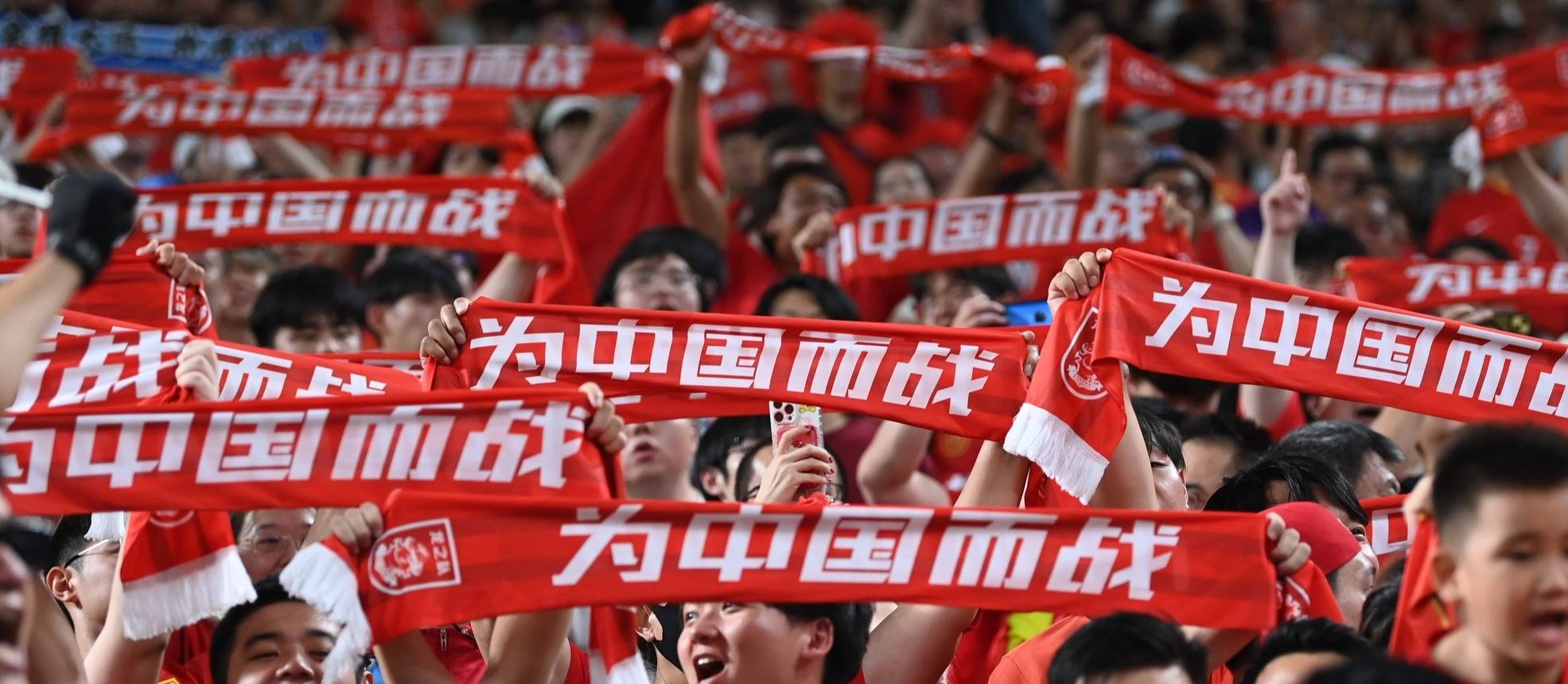 国内足球争取冠军头衔，场面激烈搏杀的简单介绍