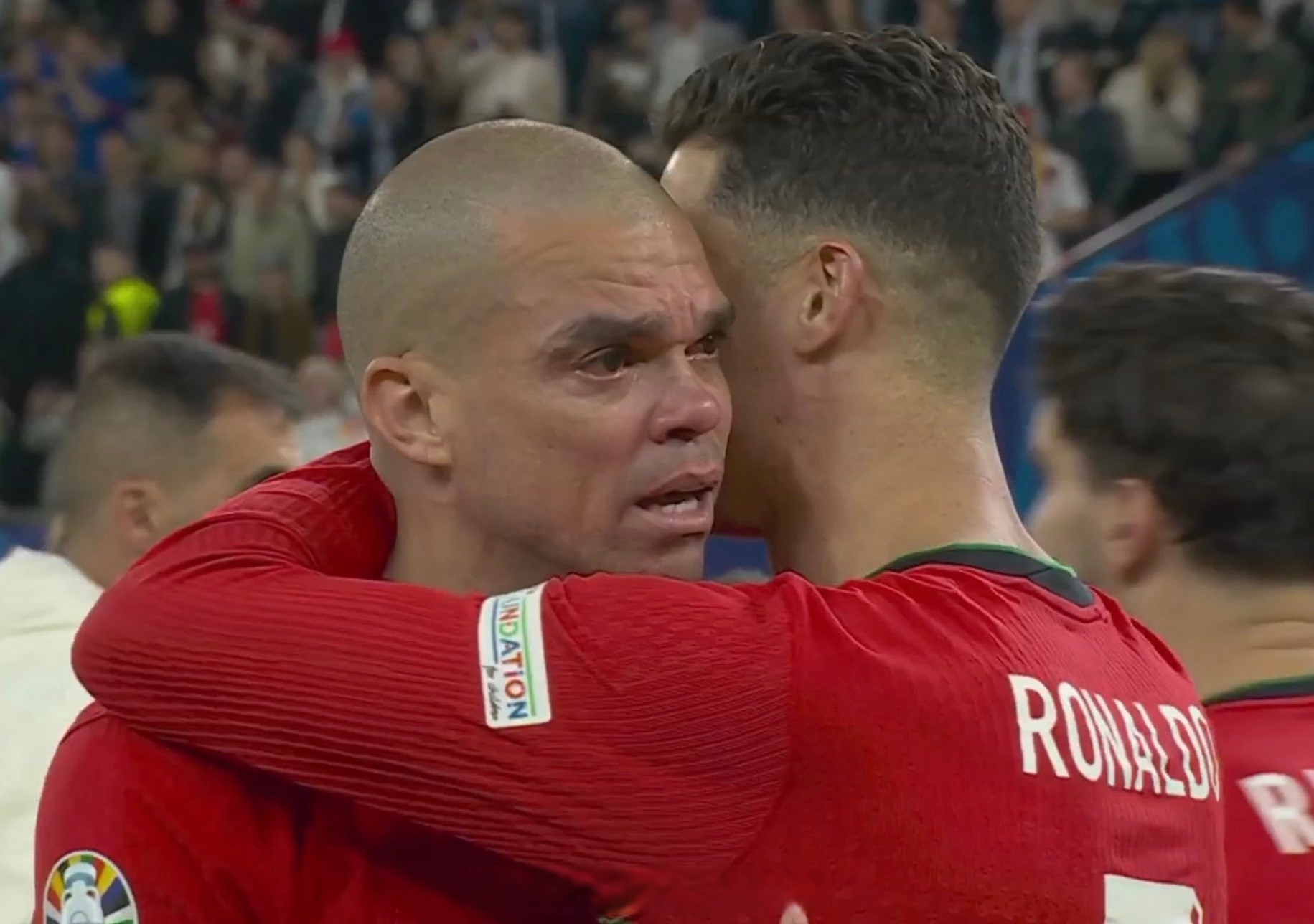 葡萄牙足球明星赛后受伤，情况不明