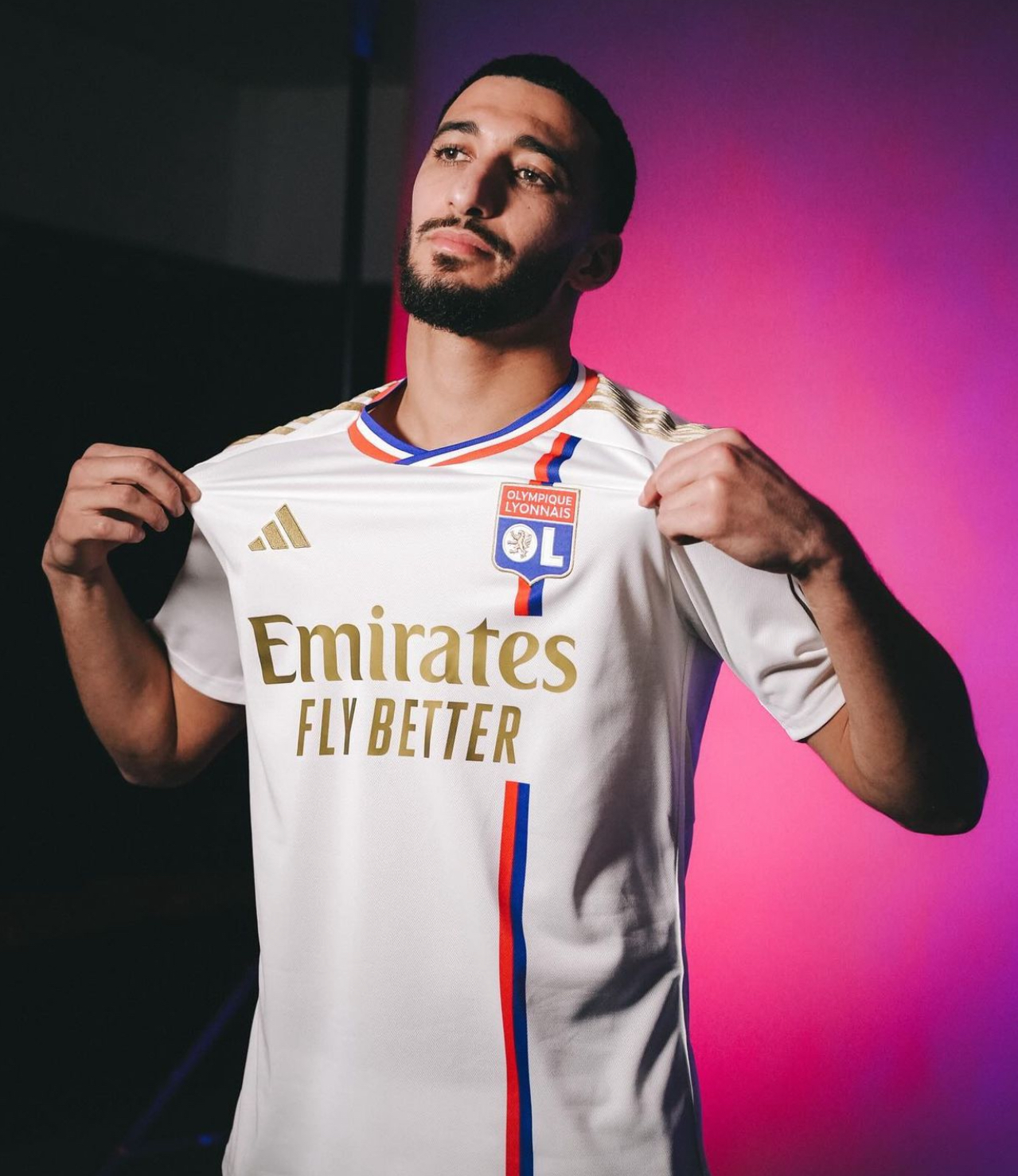 阿尔及利亚足球明星表现出色