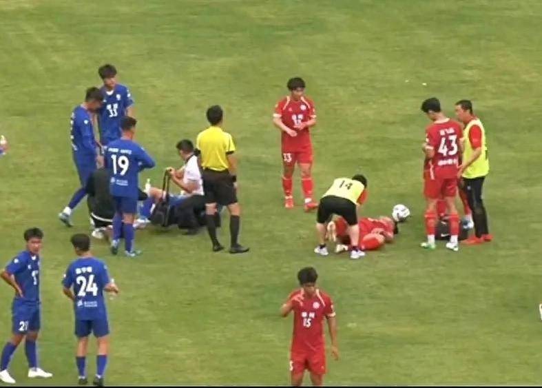 足球比赛精彩纷呈,球员们为荣誉丝毫不退让 足球比赛精彩纷呈,球员们为荣誉丝毫不退让