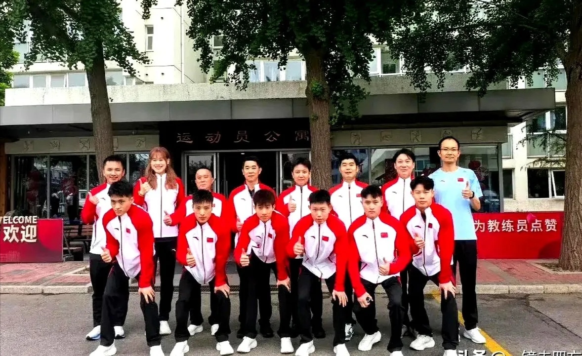 日本选手夺得体操团体比赛冠军，喜悦涌现