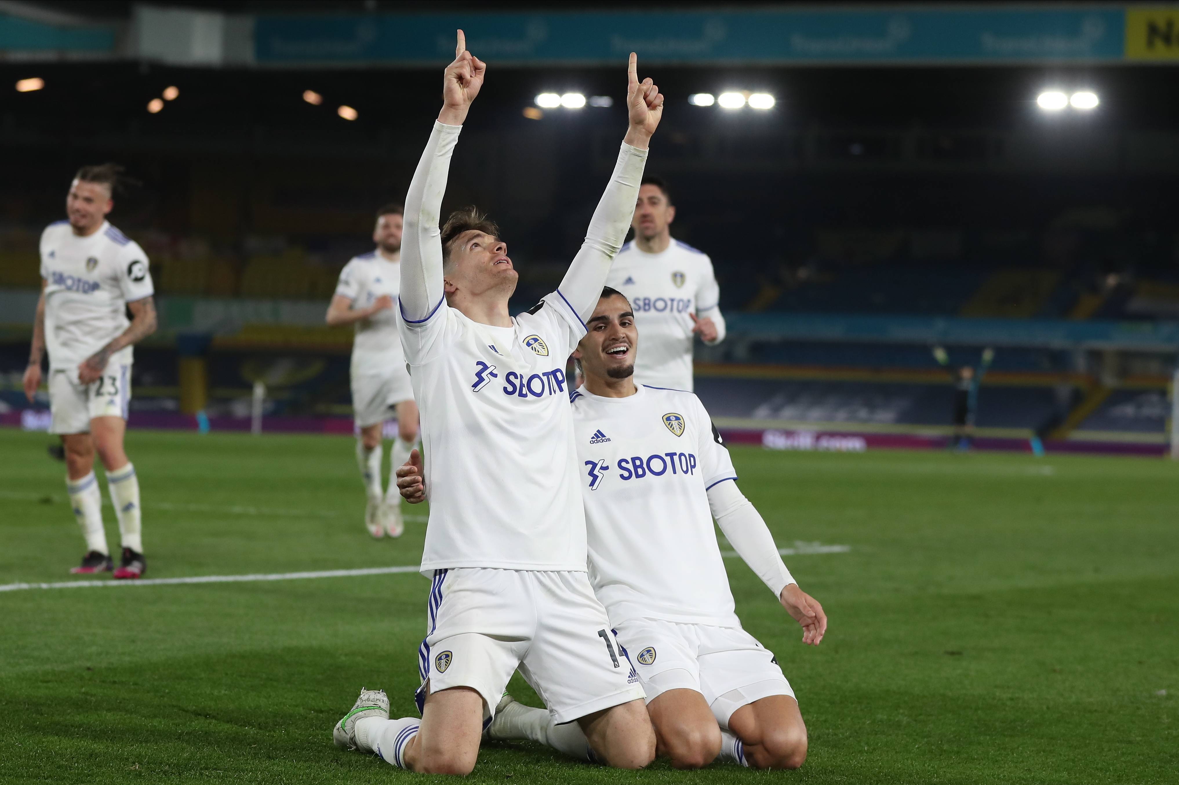 包含利兹联主场告捷，壮大领跑优势的词条