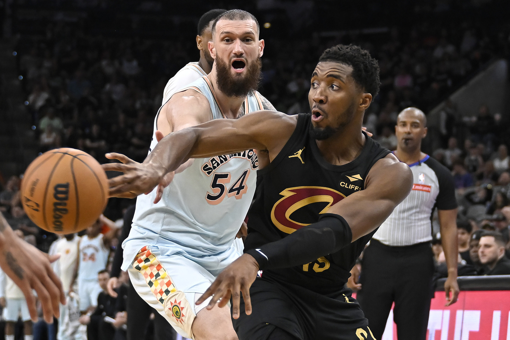 开拓者胜马刺,稳居西部前四 开拓者胜马刺,稳居西部前四